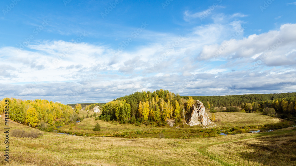 осенний пейзаж со скалой на берегу реки