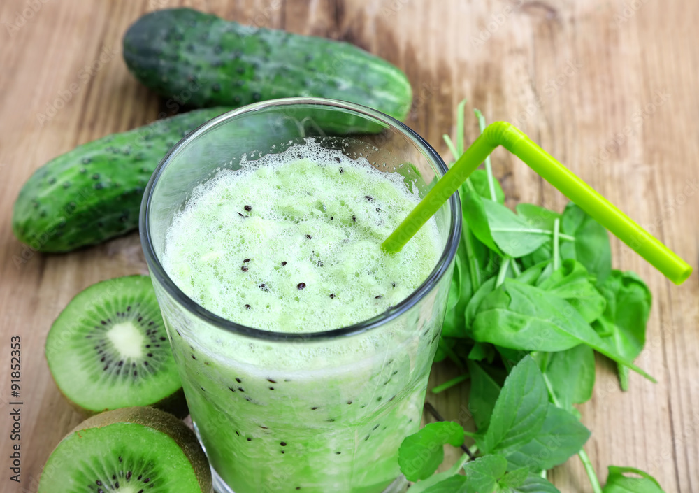 Healthy Detox Smoothie with Spinach, Kiwi and Cucumbers Healthy Detox Smoothie with Spinach, Kiwi and Cucumbers