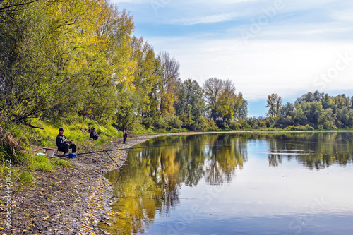 Рыбалка в тёплый осенний день. Россия,Сибирь,Новосибирская область,Колыванский район,река Чаус
