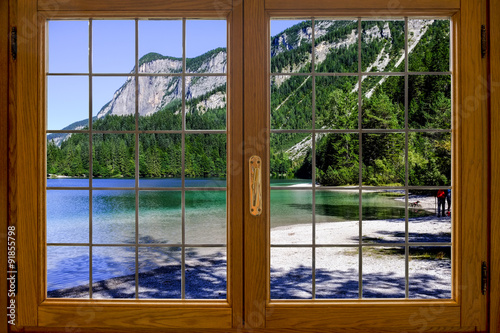 Fototapeta Alpejskie jezioro z okna