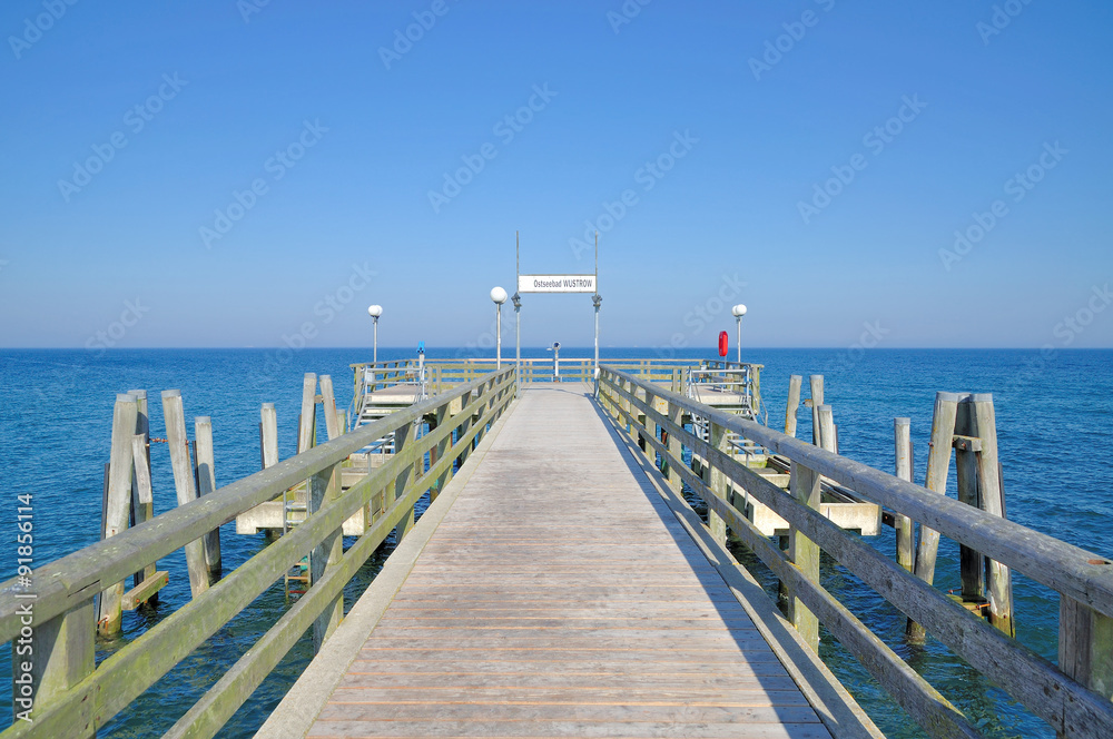 Naklejka premium die Seebrücke von Wustrow auf Fischland-Darss,Ostsee,Mecklenburg-Vorpommern,Deutschland