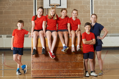 Canvas Print Portrait Of School Gym Team Sitting On Vaulting Horse