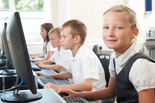 Obraz na plátně Group Of Elementary Pupils In Computer Class With Teacher