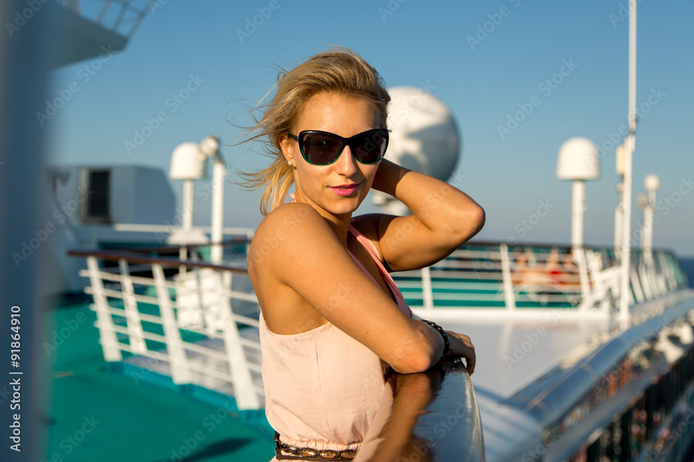 Frau auf einem Kreuzfahrtschiff