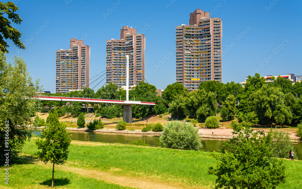 Obraz premium Residential skyscrapers and Neckar Footbridge in Mannheim, Germa