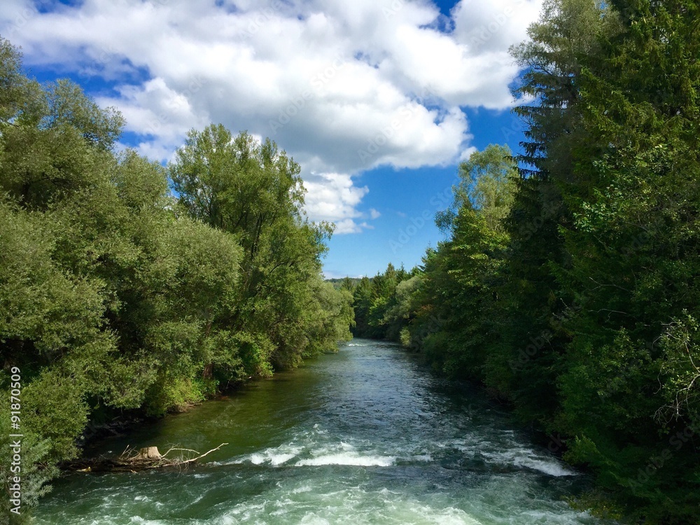 Loisachkanal bei Wolfratshausen rauscht Richtung Isar Loisachkanal bei Wolfratshausen rauscht Richtung Isar