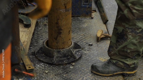 Immersing casing pipe into the borehole
