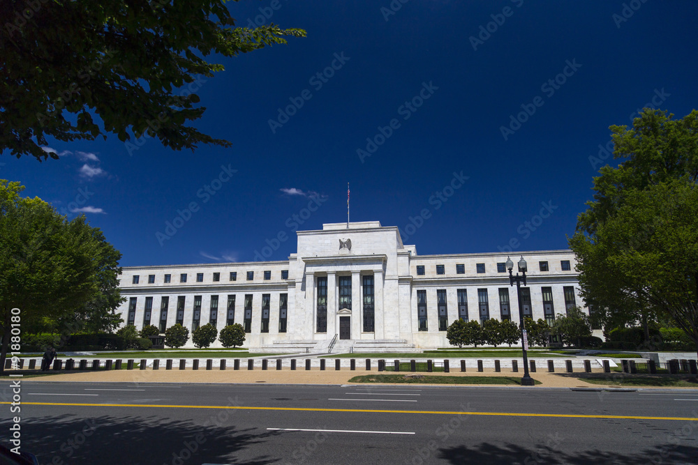 Obraz premium Federal Reserve Building amid polarized blue sky in Washington DC, USA