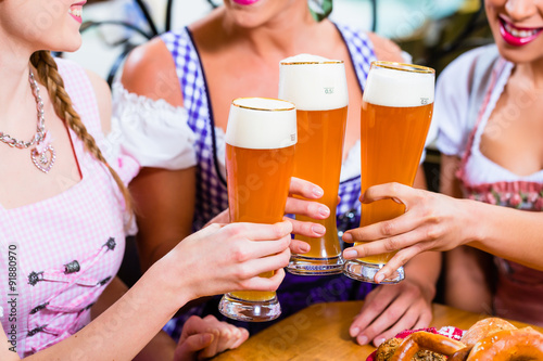 Makro von Leuten beim Bier trinken in Bayern photo