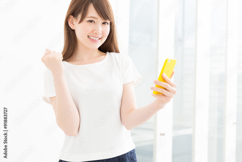 部屋でスマホを見る女性 部屋でスマホを見る女性