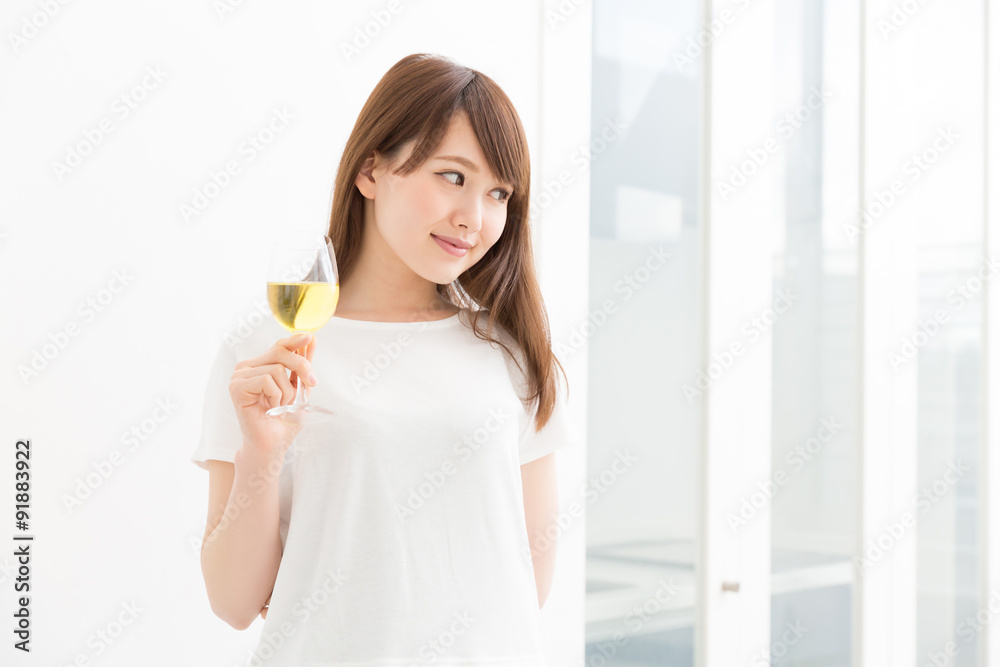 ワインを飲む女性 ワインを飲む女性