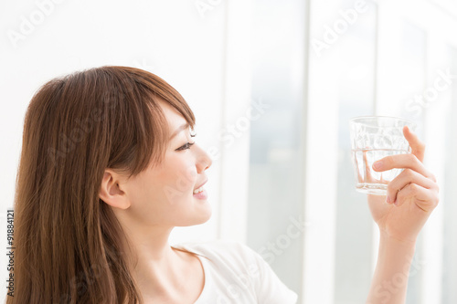 部屋で水を飲む女性
