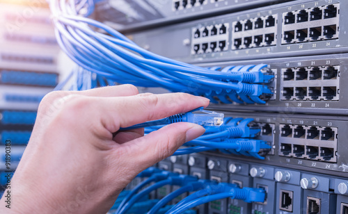 Canvastavla man connecting network cable to switch