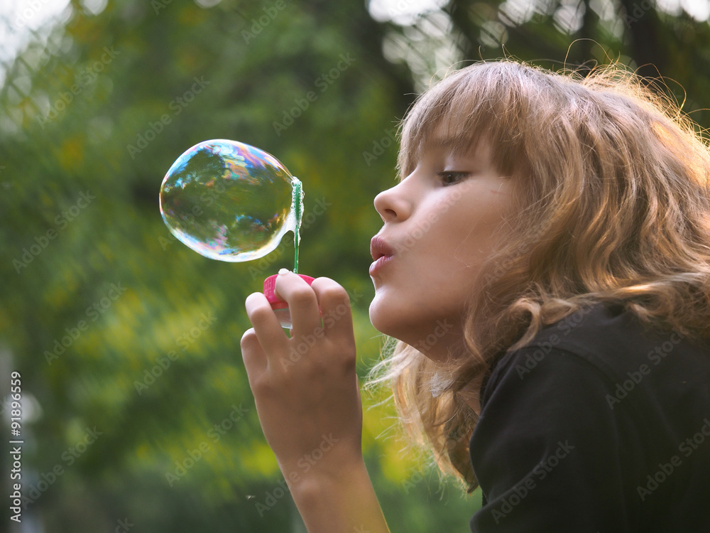 Портрет красивой девушки с огромным мыльным пузырем.  Осень, парк, позитивная фотография