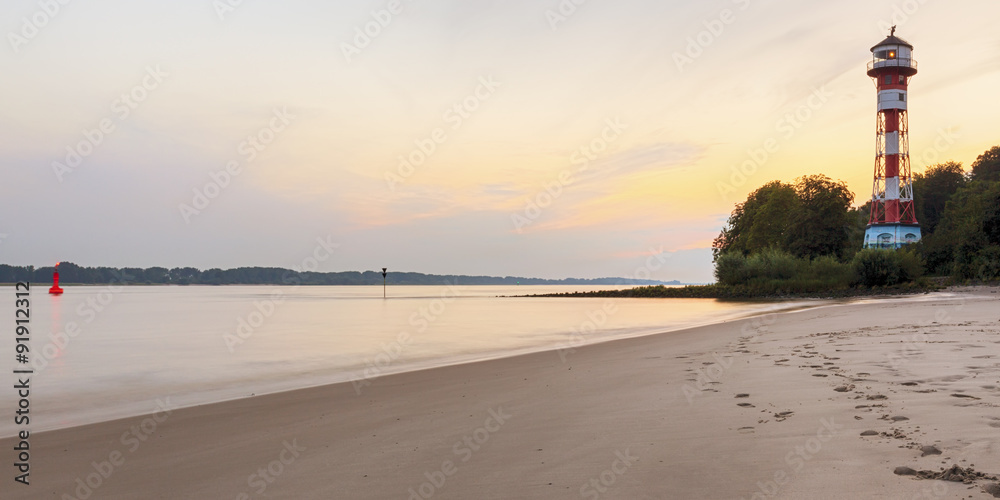 Fototapeta premium Elbstrand und Leuchtturm in Wittenbergen