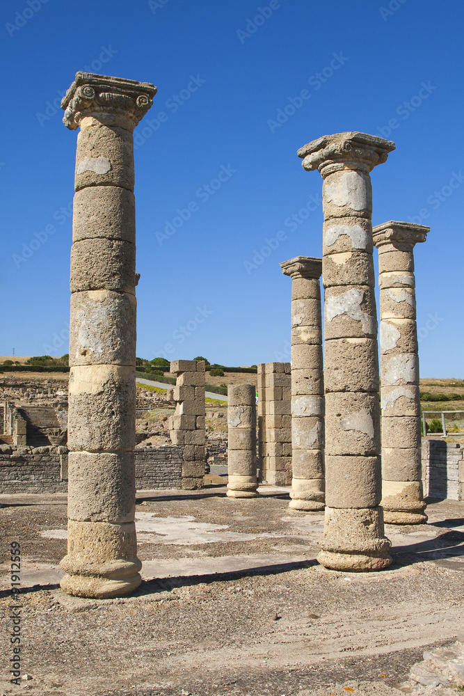 Columnas romanas en la ciudad de Baelo Claudia en Tarifa, Andalucía, España.