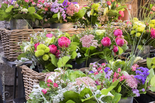Paniers de bouquets de fleurs au marché photo