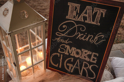 Lavagna con scritta "Eat, drink and smoke cigars"