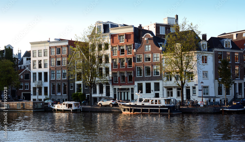 Häuser bilden Häuserfront und Häuserzeile an Gracht in Amsterdam