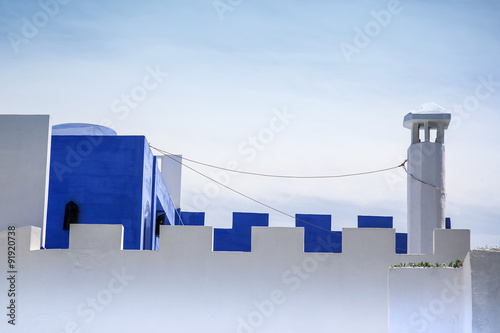Terraza visitable y tiro de chimenea encalada en blanco y azul 