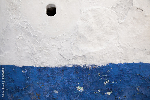 Pared encalada con cal blanca y azul añil