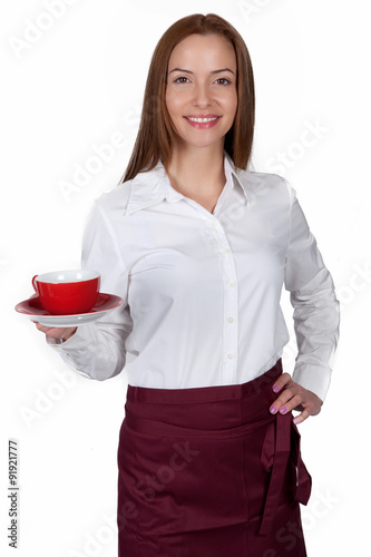 Lachende junge Frau serviert einen Kaffee