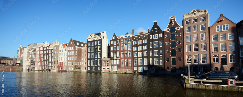 Häuser bilden Häuserfront oder Häuserzeile vor Gracht und Wasser in Amsterdam
