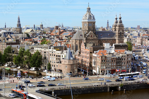 Blick über Amsterdam auf die Basilika St. Nikolaus - Sint Nicolaasbasiliek 