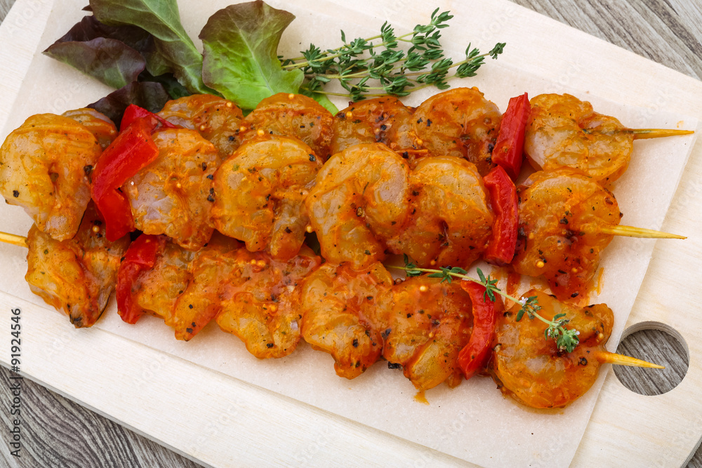 Fototapeta premium Raw prawn skewer