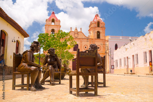 Fényképezés CAMAGUEY, CUBA - SEPTEMBER 4, 2015: Statues, artist Martha Jimenez in front of t