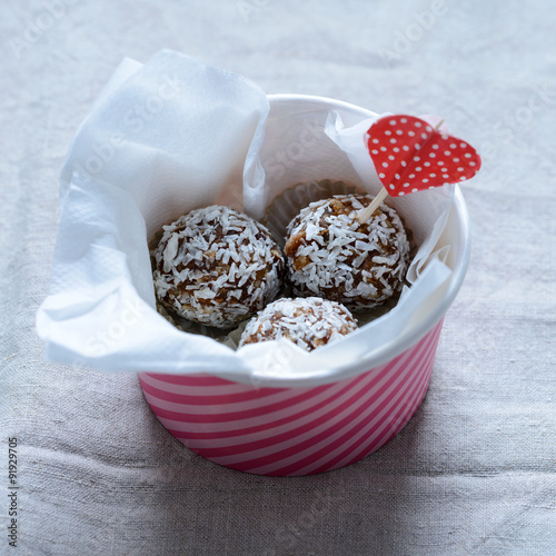 Vegane Schokopralinen mit Kokos photo