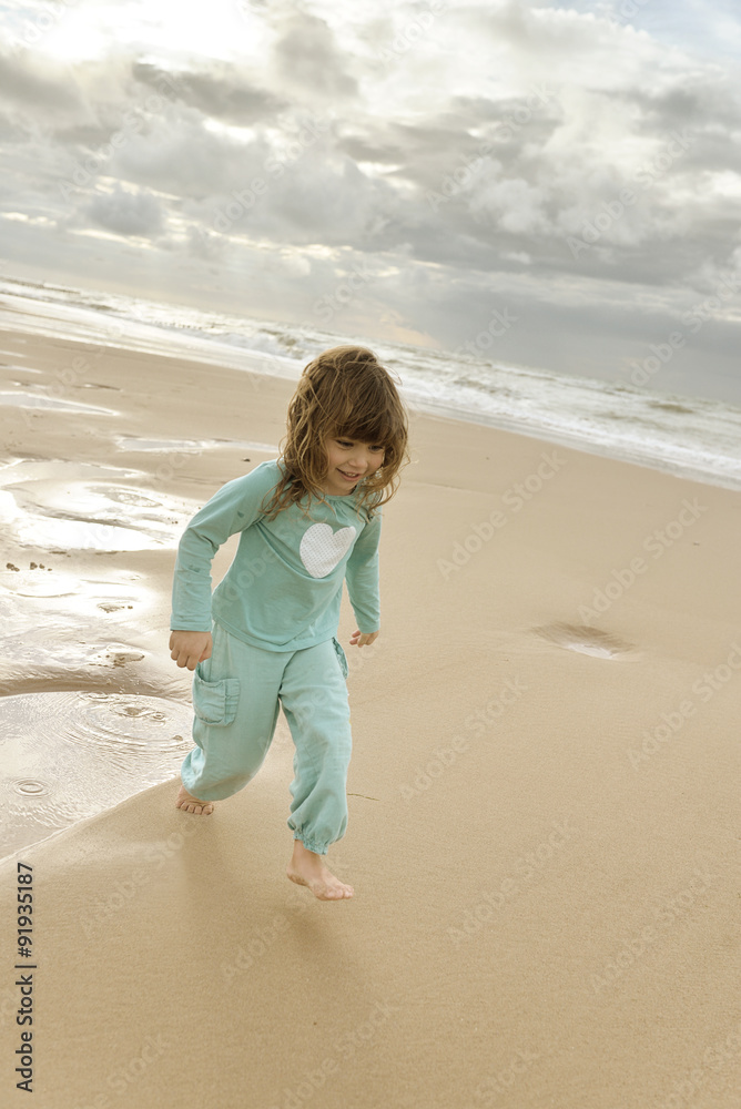 enfant jouant sur la plage