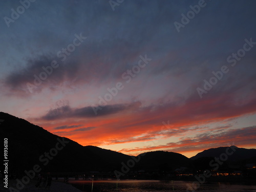 夕暮れの河川と山