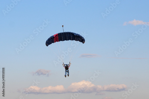 Paracadutista nel cielo