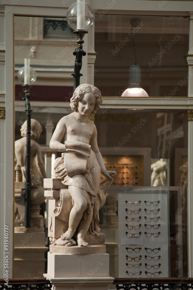 Obraz premium Statue d'une jeune fille