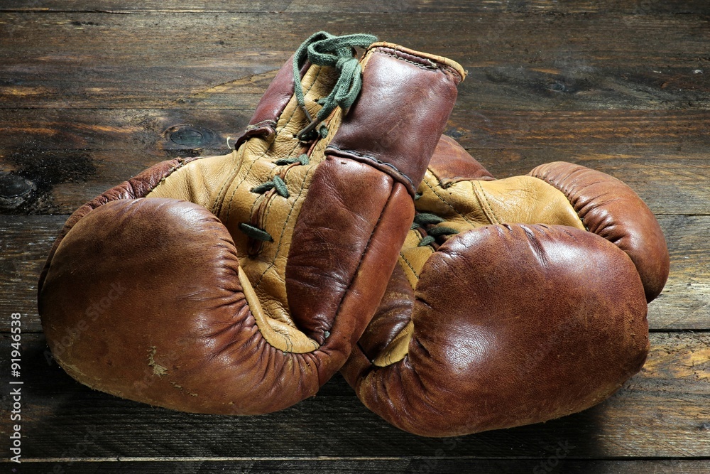 alte Boxhandschuhe auf rustikalem Holzhintergrund Stock-Foto | Adobe Stock