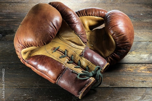 Cuadro en lienzo alte Boxhandschuhe auf rustikalem Holzhintergrund