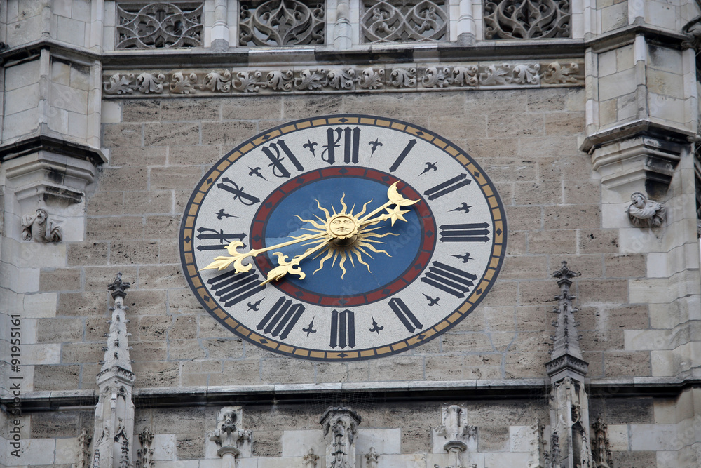 Obraz premium The clock on town hall at Marienplatz in Munich, Germany