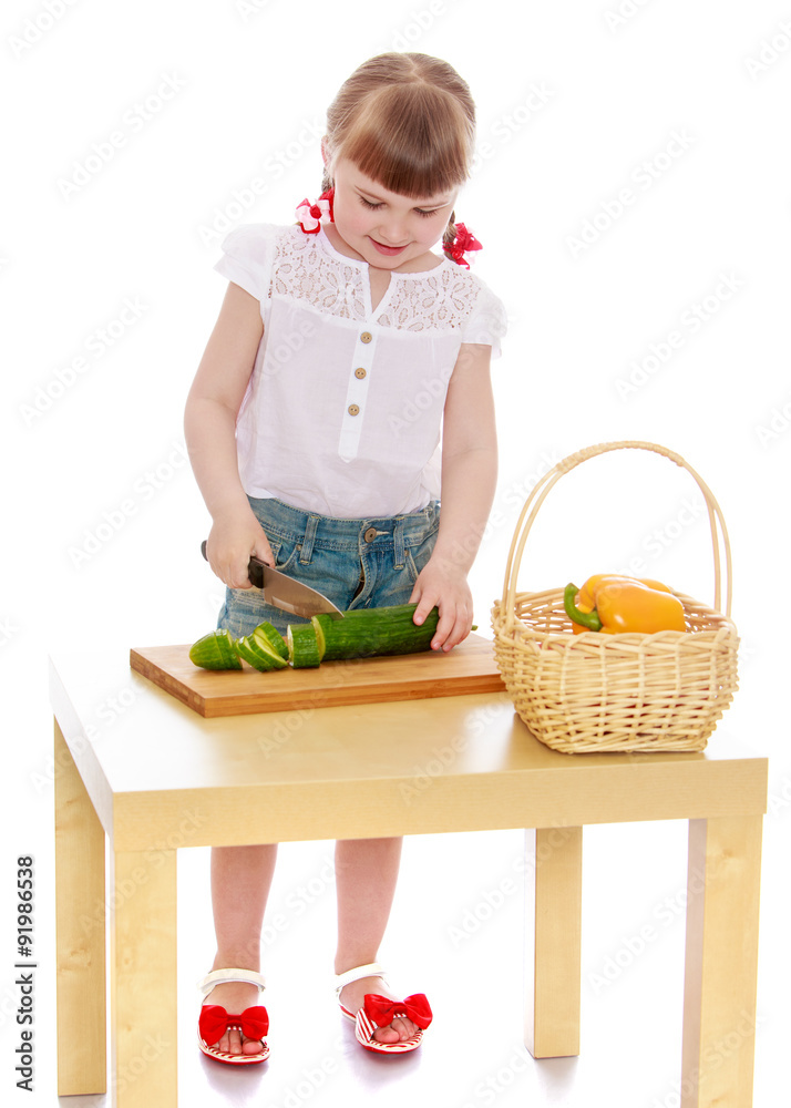 girl cut salad