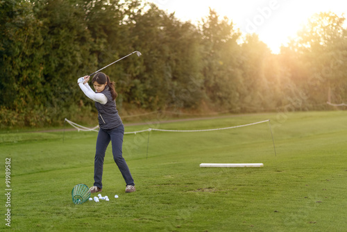 Weiblicher Golfer lernt Golf auf der Driving Range