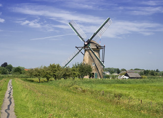 Keuken achterwand Molens Houten watermolen aan rivieroever  © Oscar  Calero
