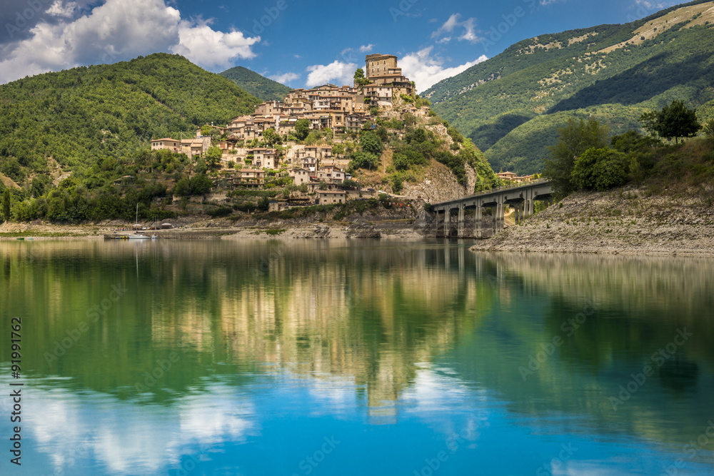 Fototapeta premium Lago del Turano.