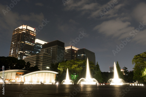 和田倉噴水公園の夜景 ライトアップされた噴水と高層ビル群の対比