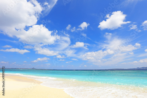 南国沖縄の綺麗な珊瑚の海と夏空
