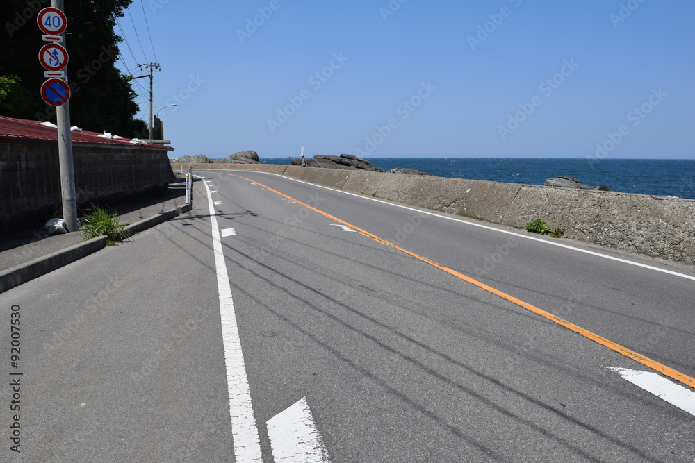 Fototapeta premium 海岸道路／山形県庄内浜の海岸道路を撮影した写真です。由良海岸、加茂海岸、湯野浜海岸周辺の海岸道路です。