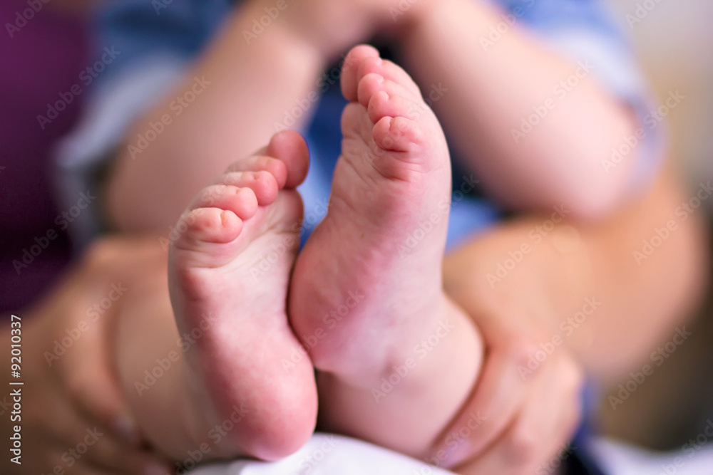 Pies descalzos de bebe en las manos de la madre Pies descalzos de bebe en las manos de la madre