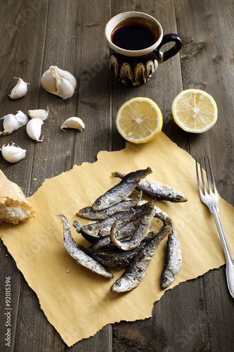 visto dall' alto pesce fritto alici su sfondo rustico photo