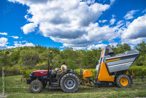 Tableau sur toile vendanges/tracteur avec machine à vendanger tractée