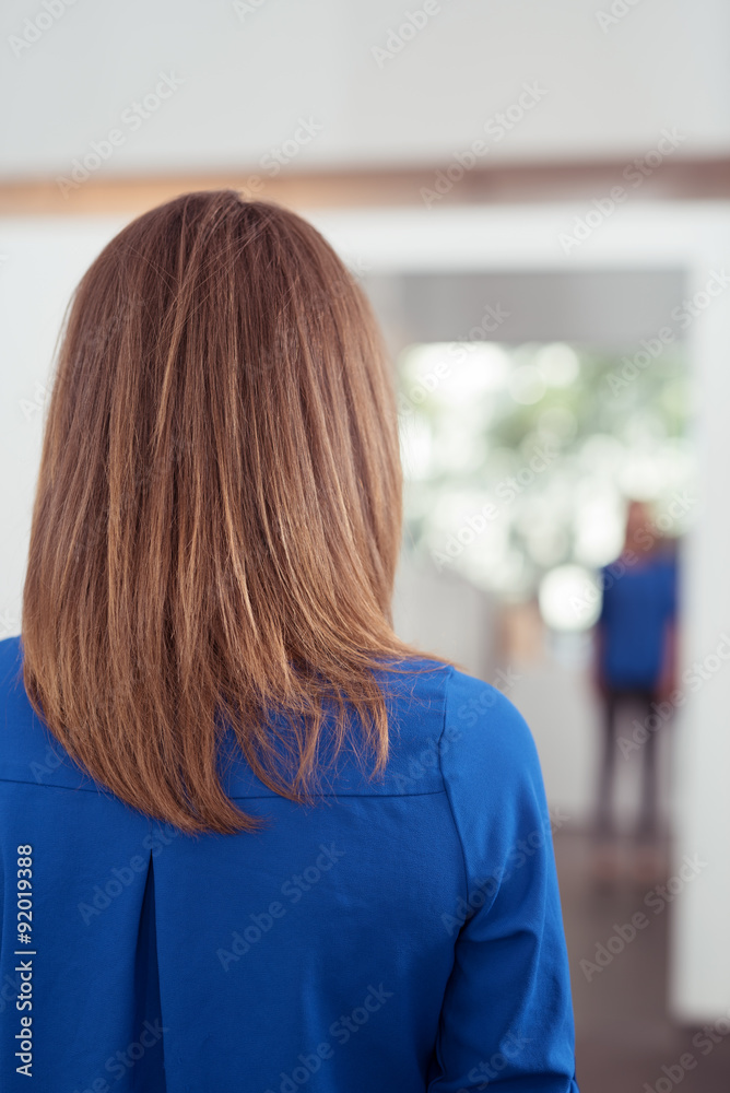 frau betrachtet sich in einem geschäft im spiegel
