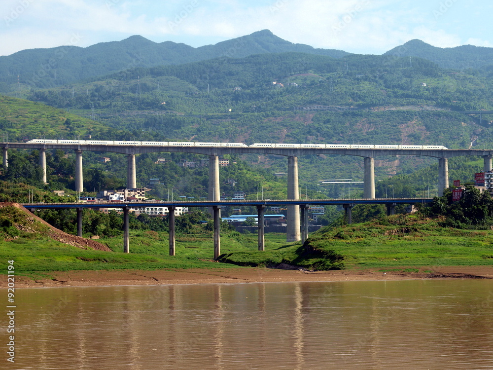 Schnellzug am Yangtze Fluss (Jangtsekiang) China